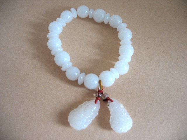 bracelet en pierres blanches translucides avec deux buddhas